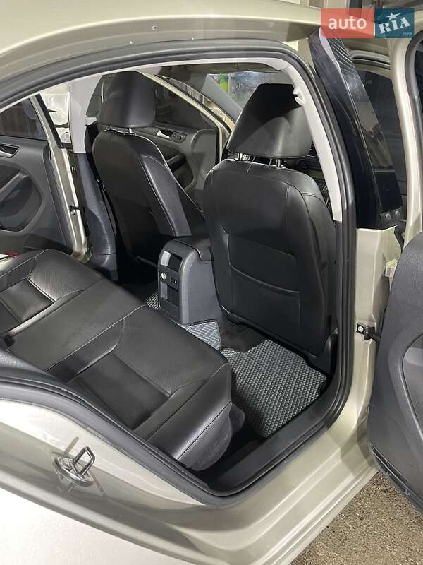 Седан Volkswagen Jetta 2014 в Косове фото 9 Седан Volkswagen Jetta 2014 в Косове