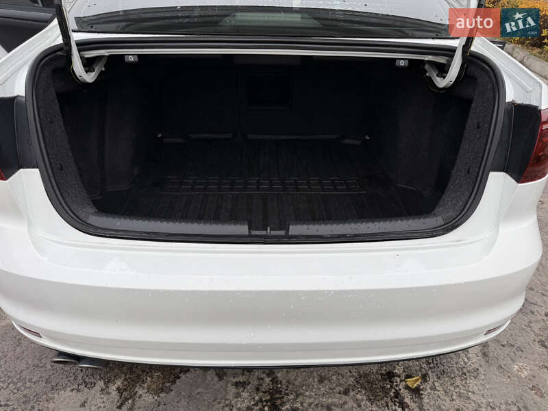 Седан Volkswagen Jetta 2015 в Чернигове