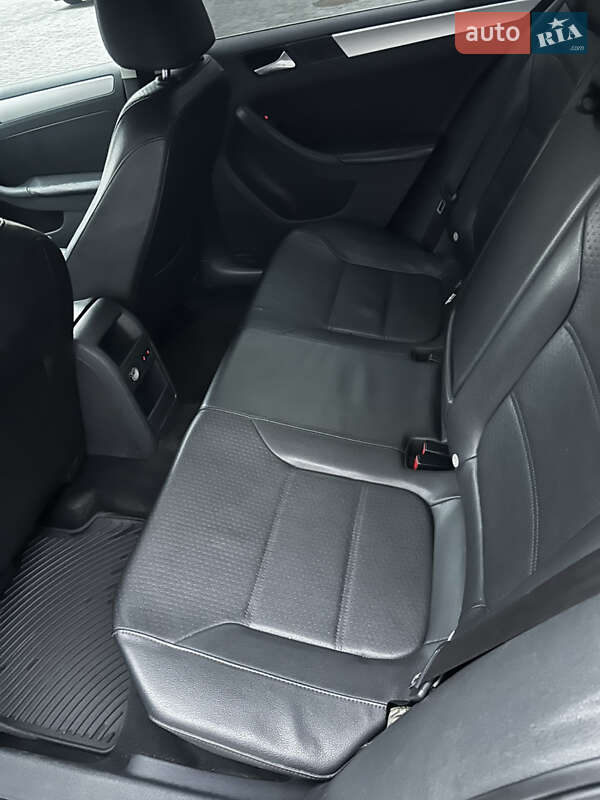 Седан Volkswagen Jetta 2013 в Дніпрі