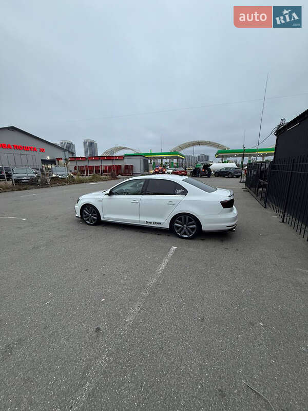 Седан Volkswagen Jetta 2016 в Киеве