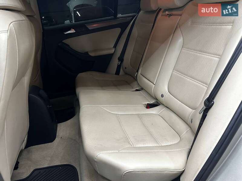 Седан Volkswagen Jetta 2014 в Чернівцях