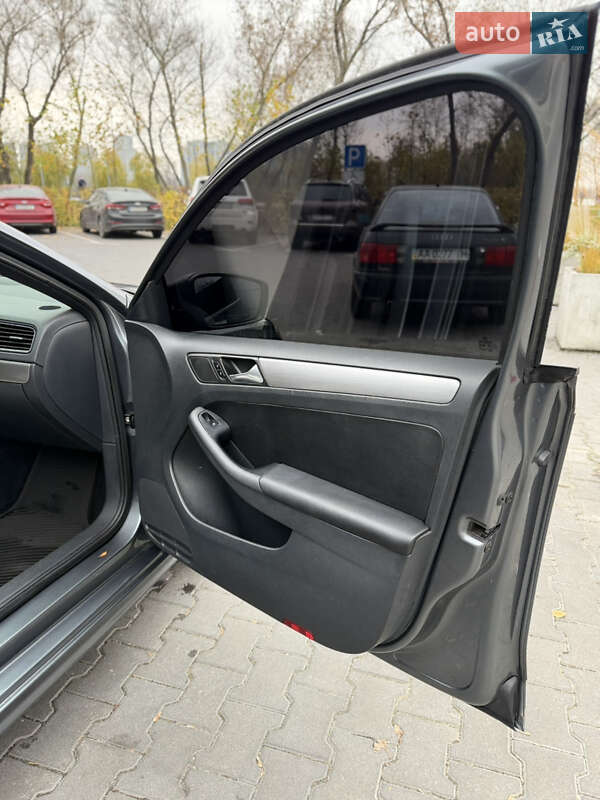 Седан Volkswagen Jetta 2016 в Києві