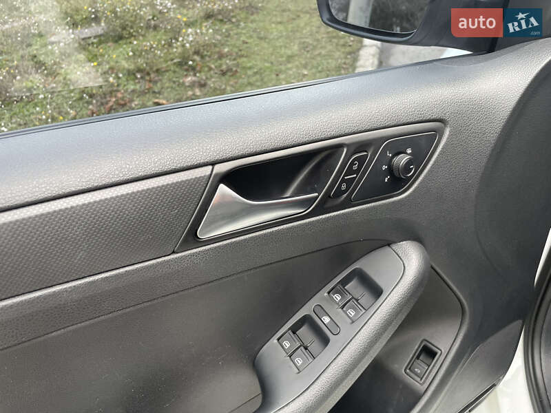 Седан Volkswagen Jetta 2016 в Ромнах фото 18 Седан Volkswagen Jetta 2016 в Ромнах