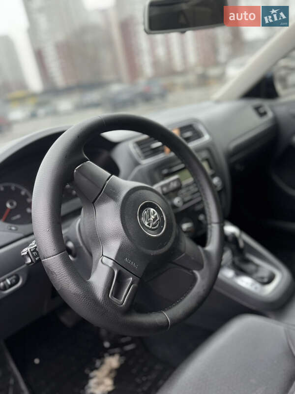 Седан Volkswagen Jetta 2010 в Києві