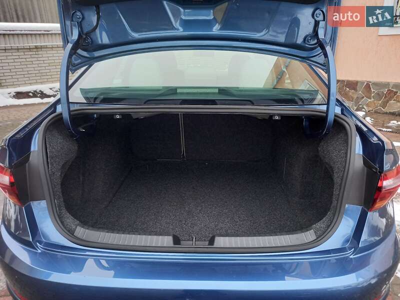 Седан Volkswagen Jetta 2019 в Львове