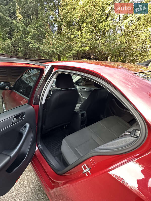 Седан Volkswagen Jetta 2015 в Львове