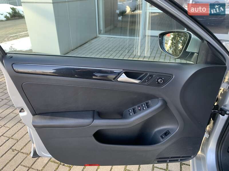 Седан Volkswagen Jetta 2016 в Львові