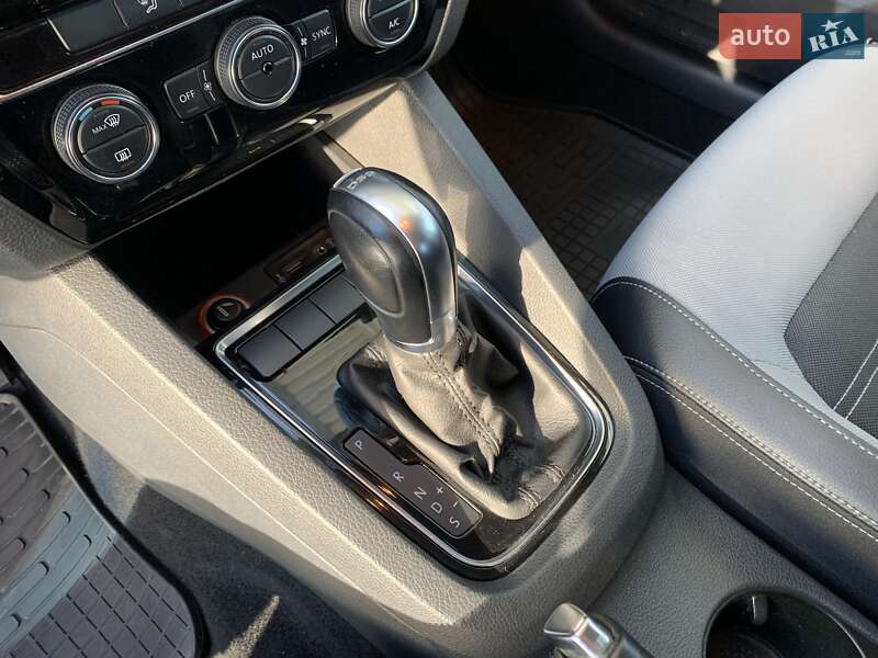 Седан Volkswagen Jetta 2016 в Львові