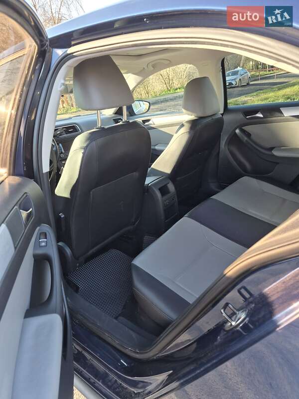 Седан Volkswagen Jetta 2012 в Дубні