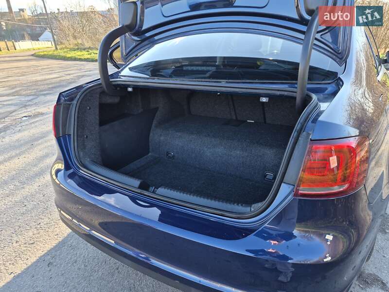 Седан Volkswagen Jetta 2012 в Дубні