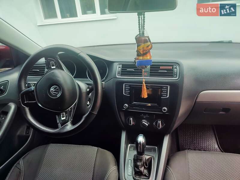 Седан Volkswagen Jetta 2017 в Ромнах