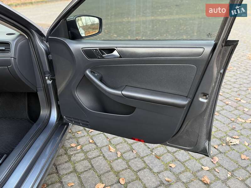 Седан Volkswagen Jetta 2015 в Львове фото 93 Седан Volkswagen Jetta 2015 в Львове