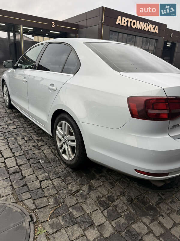 Седан Volkswagen Jetta 2016 в Киеве