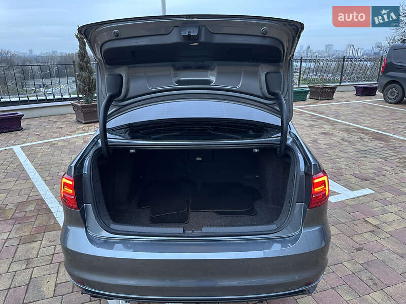 Седан Volkswagen Jetta 2016 в Киеве