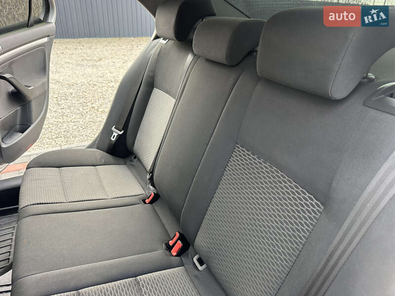 Седан Volkswagen Jetta 2010 в Берегово