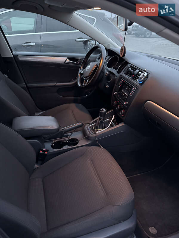 Седан Volkswagen Jetta 2016 в Львове
