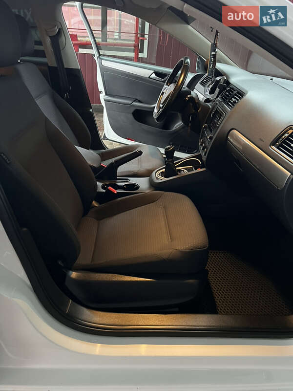 Седан Volkswagen Jetta 2016 в Львові