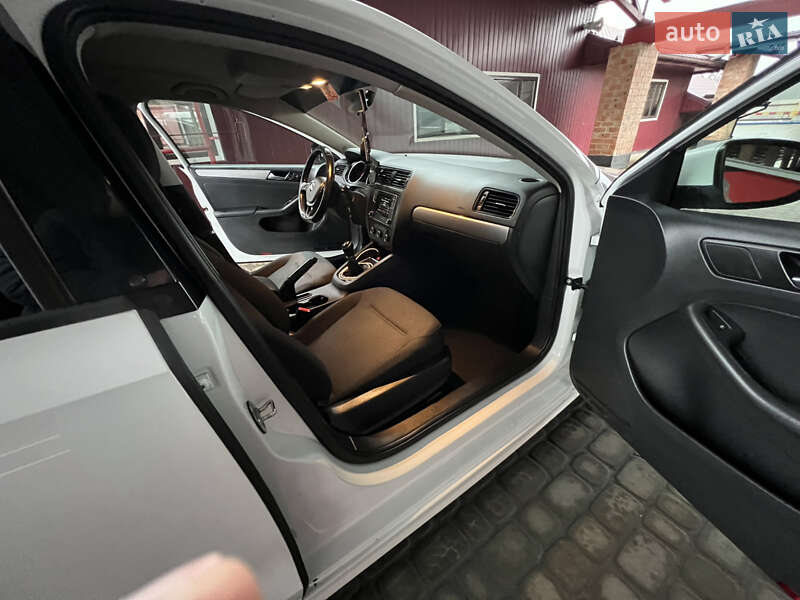 Седан Volkswagen Jetta 2016 в Львові