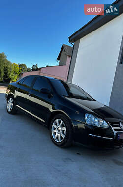 Седан Volkswagen Jetta 2005 в Надвірній