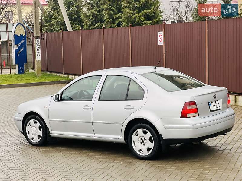 Седан Volkswagen Jetta 2004 в Чернівцях