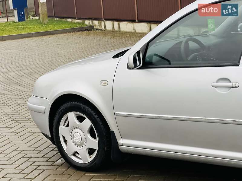 Седан Volkswagen Jetta 2004 в Чернівцях