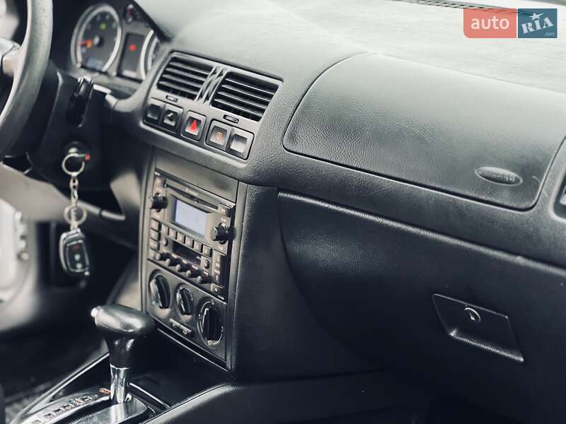 Седан Volkswagen Jetta 2004 в Чернівцях