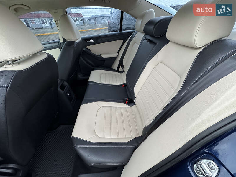 Седан Volkswagen Jetta 2012 в Києві