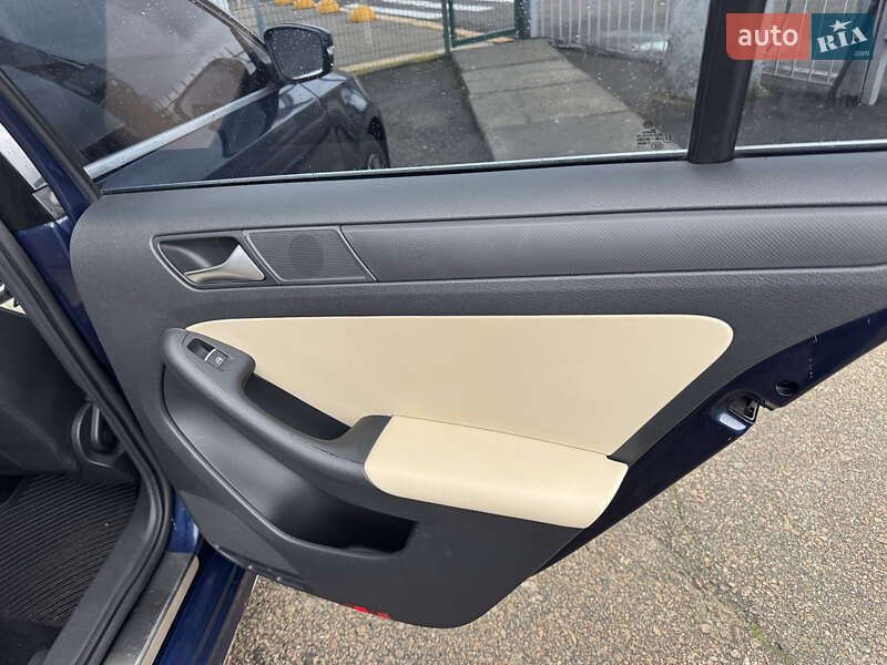 Седан Volkswagen Jetta 2012 в Києві