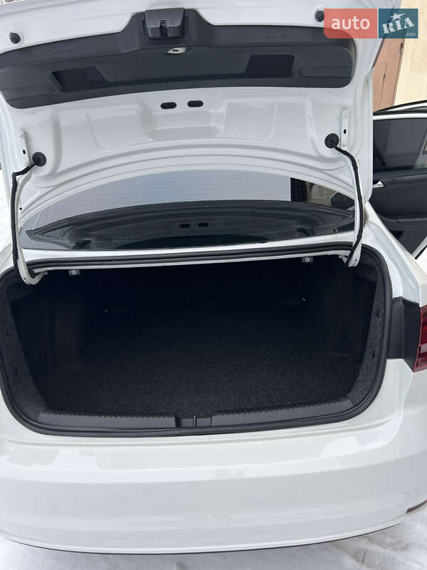 Седан Volkswagen Jetta 2016 в Харкові