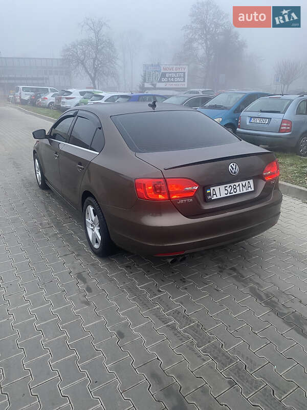 Седан Volkswagen Jetta 2013 в Тячеве