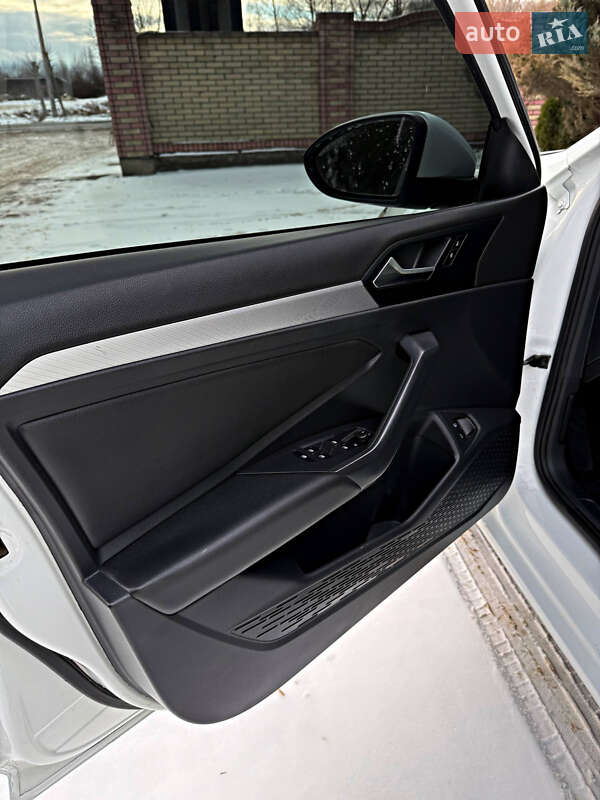 Седан Volkswagen Jetta 2020 в Львові