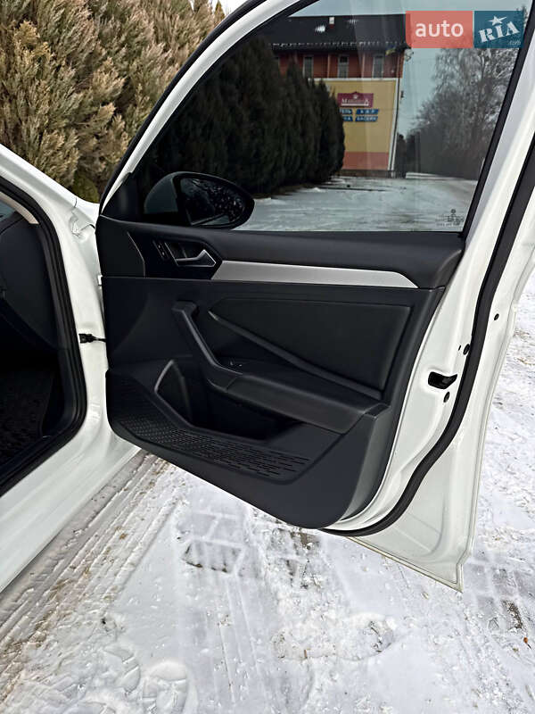 Седан Volkswagen Jetta 2020 в Львові