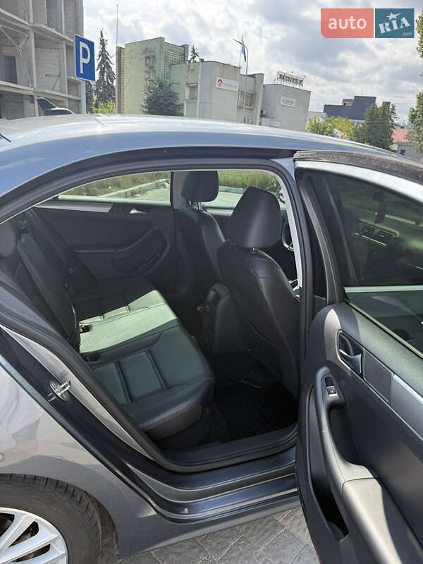 Седан Volkswagen Jetta 2014 в Львові