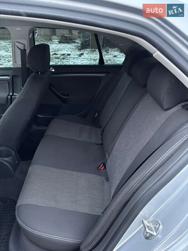 Седан Volkswagen Jetta 2006 в Львові