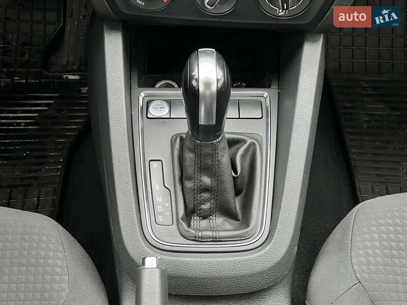 Седан Volkswagen Jetta 2015 в Києві фото 41 Седан Volkswagen Jetta 2015 в Києві