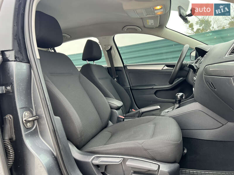 Седан Volkswagen Jetta 2015 в Києві фото 47 Седан Volkswagen Jetta 2015 в Києві