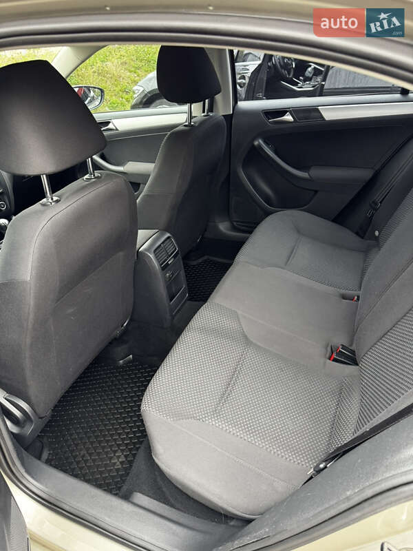Седан Volkswagen Jetta 2012 в Львові