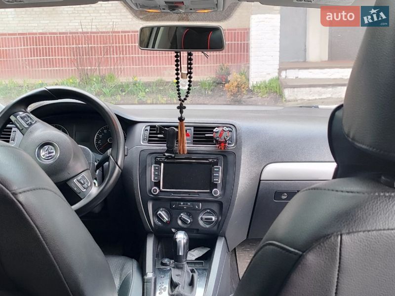 Седан Volkswagen Jetta 2012 в Ромнах