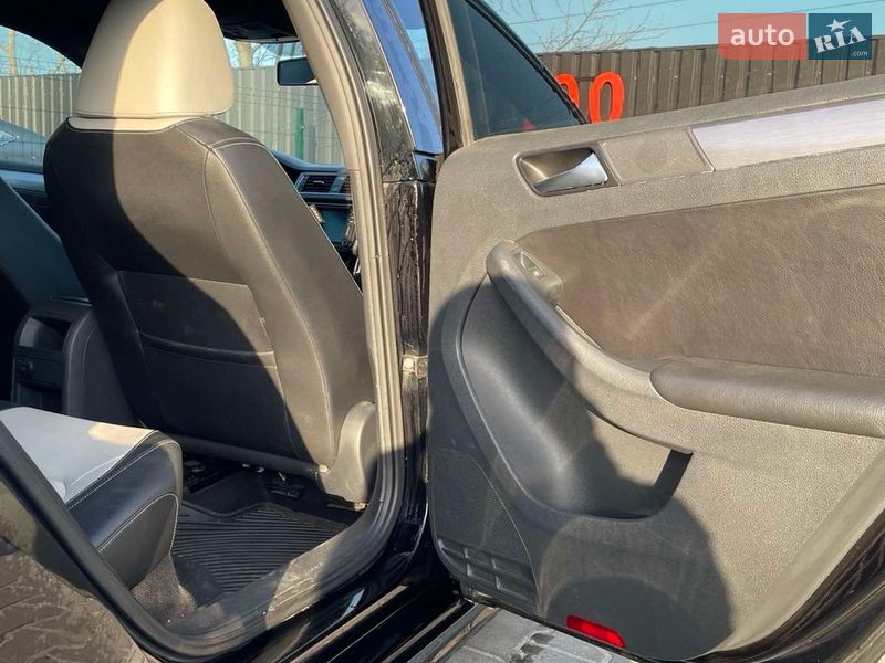 Седан Volkswagen Jetta 2016 в Вишневом фото 12 Седан Volkswagen Jetta 2016 в Вишневом