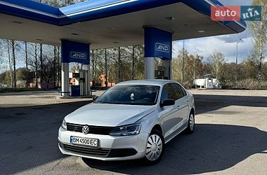 Седан Volkswagen Jetta 2013 в Ромнах