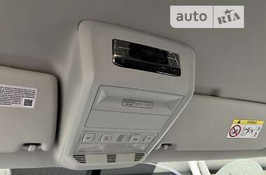 Минивэн Volkswagen Multivan 2023 в 