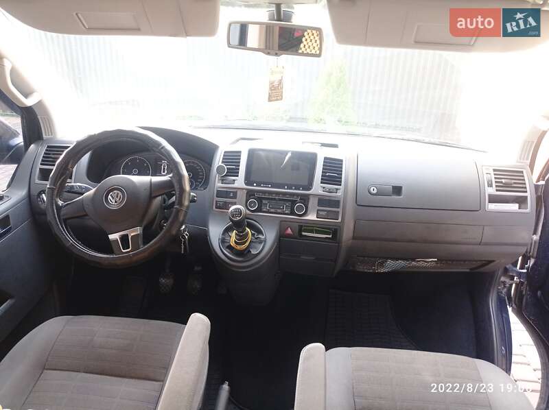Минивэн Volkswagen Multivan 2011 в 