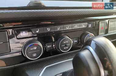 Минивэн Volkswagen Multivan 2020 в 