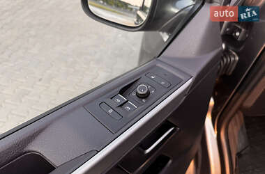 Мінівен Volkswagen Multivan 2022 в 