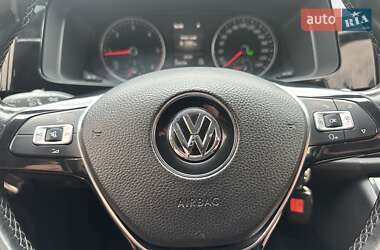 Минивэн Volkswagen Multivan 2017 в 