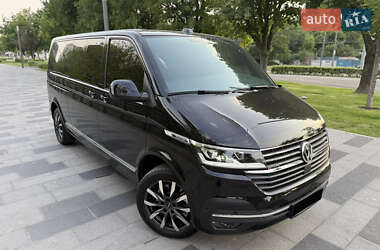 Минивэн Volkswagen Multivan 2023 в 