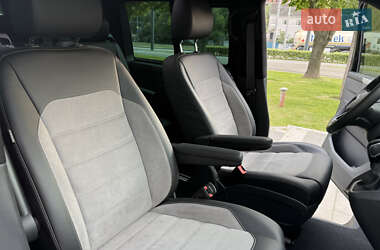 Минивэн Volkswagen Multivan 2023 в 