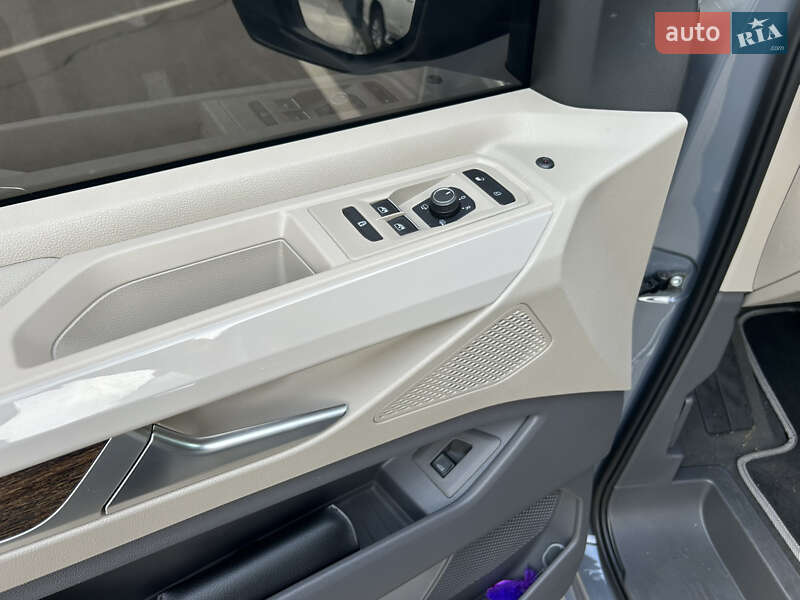 Минивэн Volkswagen Multivan 2023 в Киеве