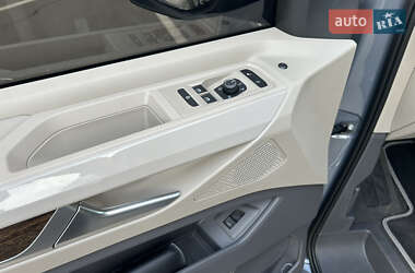 Минивэн Volkswagen Multivan 2023 в 