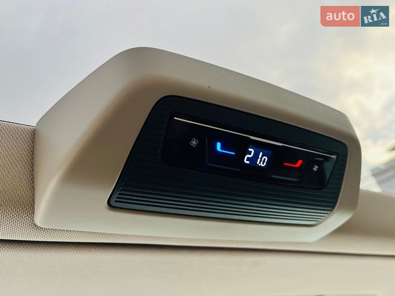 Минивэн Volkswagen Multivan 2023 в Киеве